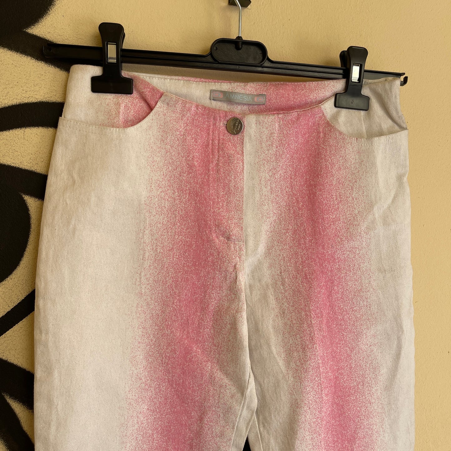 Y2K vintage white capris with pink brocade splash - 38/M