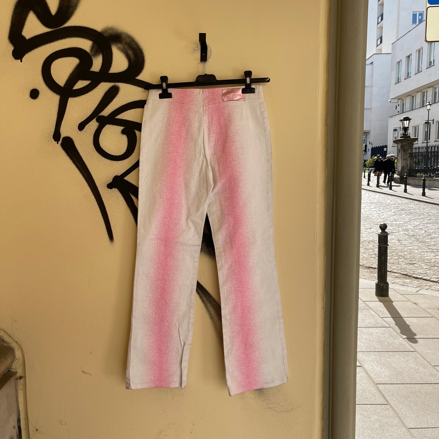 Y2K vintage white capris with pink brocade splash - 38/M